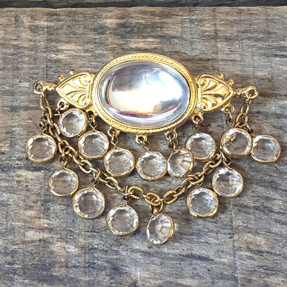 GOLDTONE & RESIN Dangling Crystals Brooch Pin